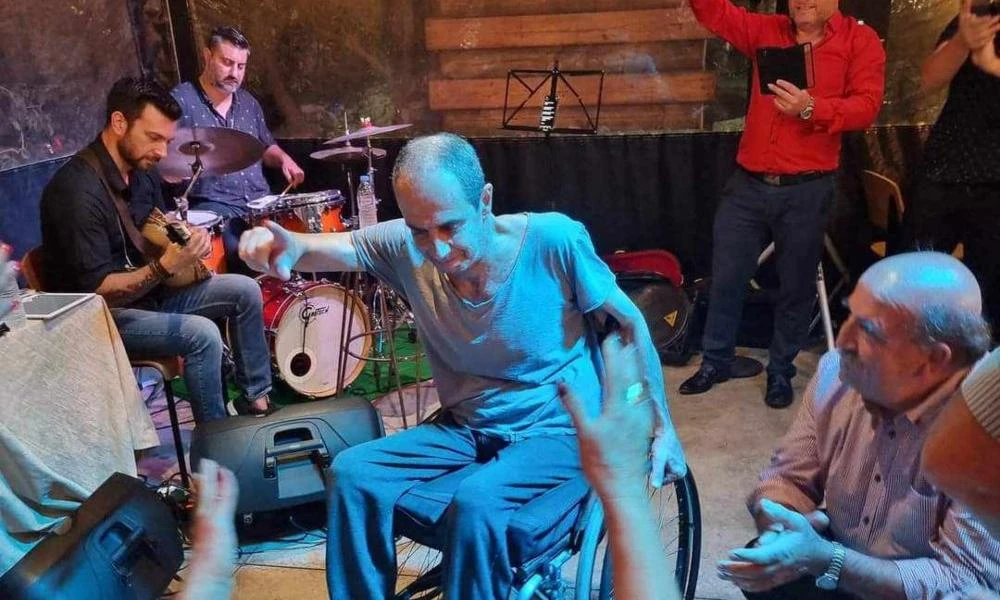 Ρέθυμνο: Κρητικός χορεύει ζεϊμπέκικο σε καροτσάκι και αποθεώνεται